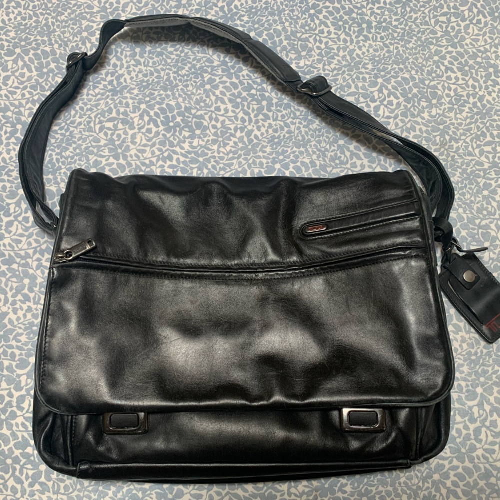 Tumi black leather expandable computer bag / briefcase